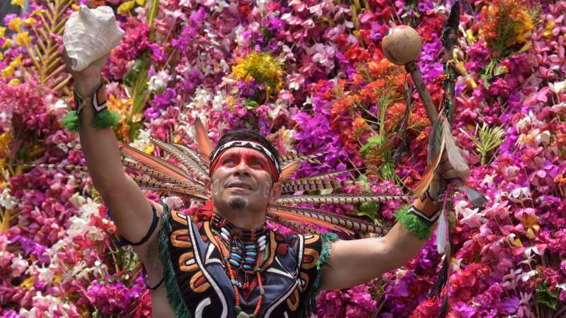 elsalvadorcom's tweet photo. ¡Buen día!
En Panchimalco se llevará a cabo este domingo la colorida y tradicional Fiesta de las Flores y las Palmas. Esta vez, la XLI edición estará cargada de derroche cultural, colores y mucho folklore a cargo de danzas invitadas. Foto: M. Cortez.

🔗 https://t.co/Ke1tjYHzTi https://t.co/uAhxljcd4q