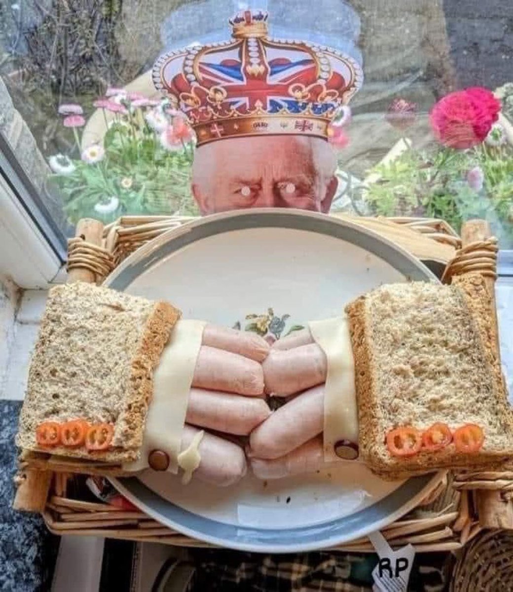 GrumpyOwl8's tweet photo. @Iben_Denmark Jeg tror sgu hellere jeg vil skylle øjne i knust glas!!
Men her er et billede af England's nye National ret: The King
 Charlie Sausage Finger Sandwich. https://t.co/kQCI0hhC64
