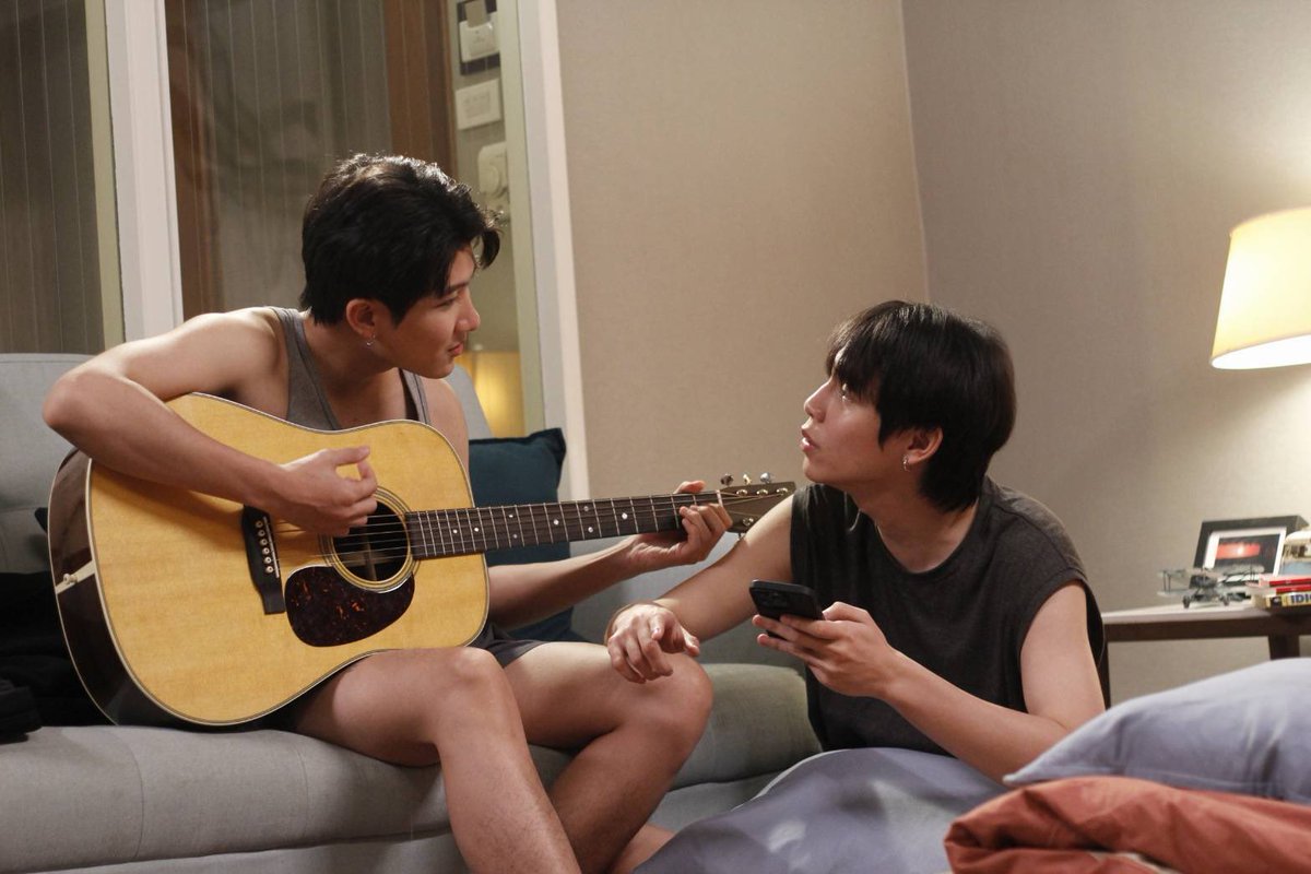 YokeeApirak's tweet photo. หลายคนบ่นเสียดายไม่มีซีนนี้ แต่ตัดไปที่อักก์ดีดกีต้าร์แทน จะบอกว่ากีต้าร์ตัวนี้พิเศษมาก  เดิมทีมงานเตรียมอ���กตัวไว้ให้ แต่ข้าวตังบอกว่าอยากใช้ตัวนี้เพราะเป็นตัวที่แฟนคลับให้มา ว่าแล้วก็ลงไปที่รถเอามาเข้าฉากด้วย มวลความรักเลยล้นออกมาตลอดการถ่ายทำแบบนี้
#OurSkyyxTheEclipse https://t.co/Qn3pVz5CfD