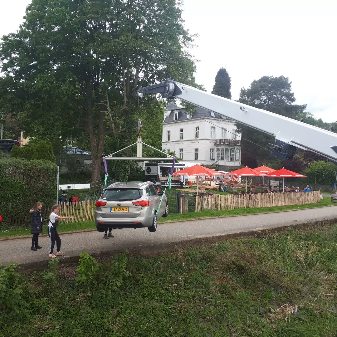 De bergen komen in zicht op deze prachtige vaardag over de #Rijn Omdat de auto op de laadplaats niet van het terrein kan en de dames nog even boodschappen willen doen zoeken we een kort kantje langs de #Rijn op en zetten we de auto met de autokraan op de weg.  #binnenvaart