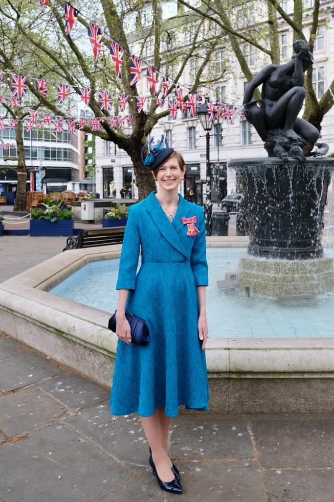 Former <a href="/UKUN_NewYork/">UK at the UN 🇬🇧🇺🇳</a> spokesperson <a href="/IonaCThomas/">Iona Thomas OBE 🇬🇧</a> dressed to attend the #Coronation 

She is now British High Commissioner to New Zealand and Governor of the Pitcairn Islands.

(📸 <a href="/mthoume/">Matt Thoume</a>)