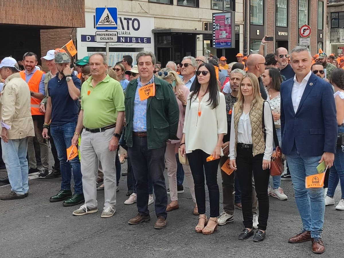 VOX_Moncada's tweet photo. Defendiendo a nuestros agricultores ante la presencia de jabalíes en la huerta por culpa de la incoherente Ley de Bienestar Animal. Con la Asociación de pájaros de Moncada.
#cuidamoncada
#cuidalotuyo
#sialacaza https://t.co/6HlqlTz6Np