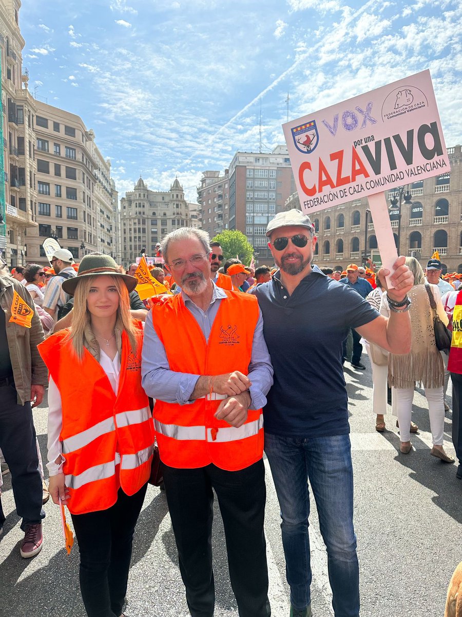 VOX_Moncada's tweet photo. Defendiendo a nuestros agricultores ante la presencia de jabalíes en la huerta por culpa de la incoherente Ley de Bienestar Animal. Con la Asociación de pájaros de Moncada.
#cuidamoncada
#cuidalotuyo
#sialacaza https://t.co/6HlqlTz6Np