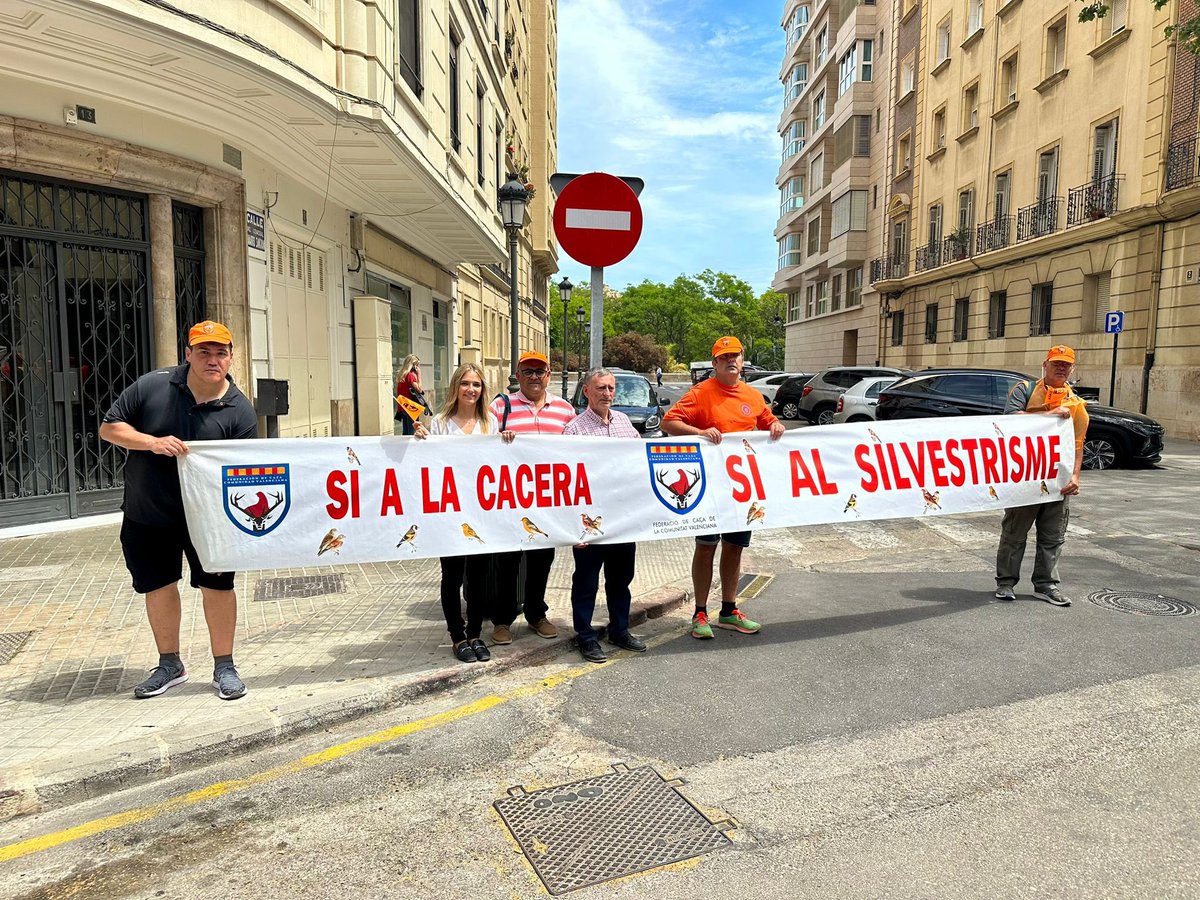 VOX_Moncada's tweet photo. Defendiendo a nuestros agricultores ante la presencia de jabalíes en la huerta por culpa de la incoherente Ley de Bienestar Animal. Con la Asociación de pájaros de Moncada.
#cuidamoncada
#cuidalotuyo
#sialacaza https://t.co/6HlqlTz6Np