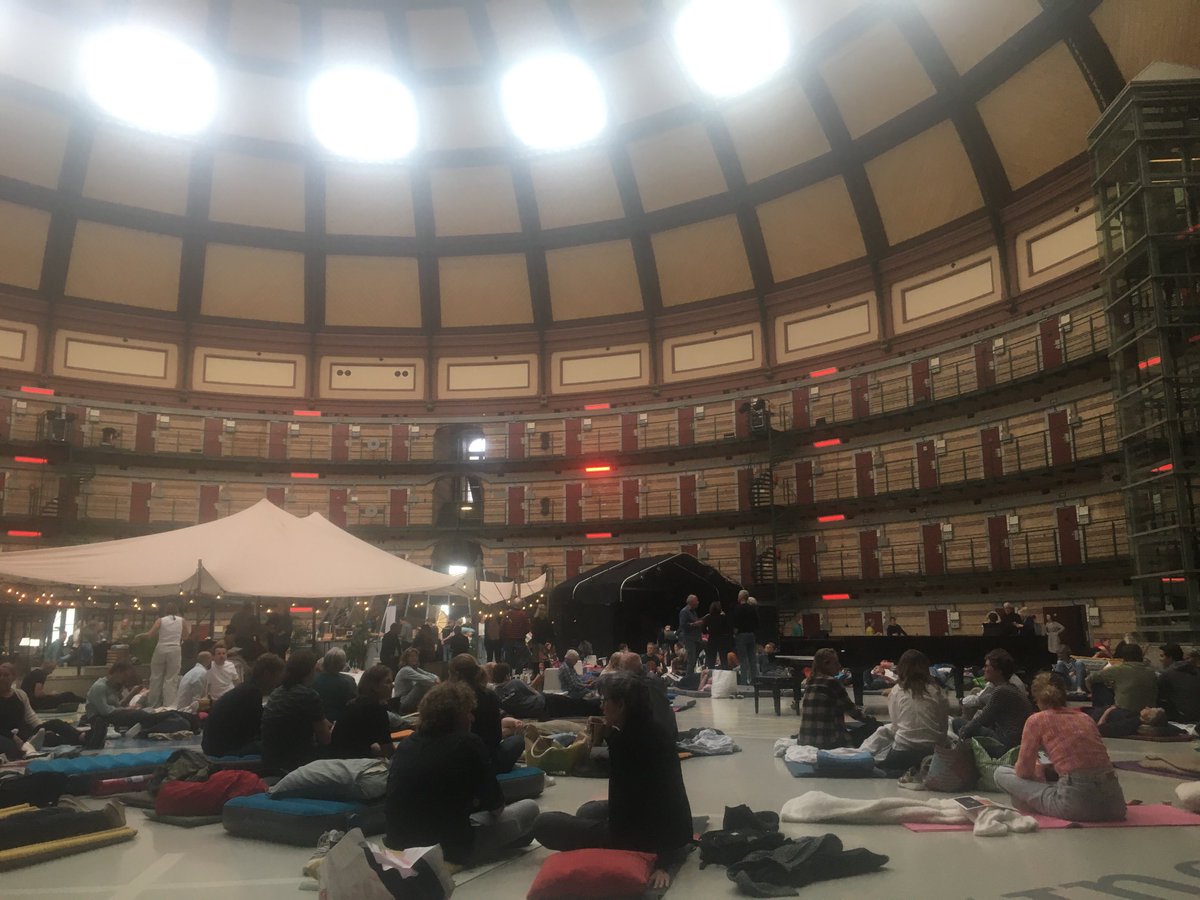 Het voorprogramma van een #ligconcert voor piano is een improvisatie concert van elektrische luchtbed pompen. Had ik kunnen bedenken. #koepelgevangenis #Arnhem