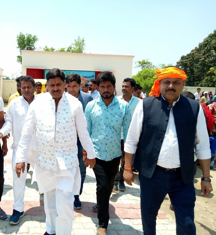 ranjit_pintu's tweet photo. नगर पंचायत चौमुखा कैंपियरगंज में 4 तारीख को मतदान स्थल का निरीक्षण कर व्यवस्था उसे दुरुस्त कराते कैंपियरगंज विधानसभा के लोकप्रिय विधायक फतेह बहादुर सिंह जी https://t.co/G84wiFnYIR