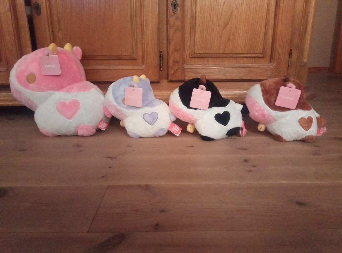 Flitterkriz's tweet image. Had some fun taking photos of @fluffnest #plushys karl finely got a green knife and really adorbs how I lined up the cows,😍
Thank you @fluffnestart and the rest of #fluffnest for making all this plushys come to life! Can&apos;t wait for the videogame!
