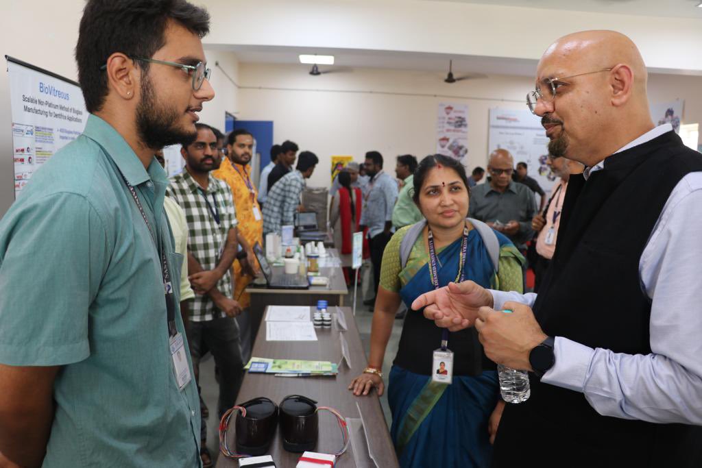 TNBiocluster's tweet photo. @DrManishDiwan, @BIRAC launched 10 products from TN BioNEST Cluster at @SASTRAUniv today. @TNBiocluster has a combined incubation space of >80,000sqft, 417 incubatees, 190 startups, 107 women led startups. In 2022-23, Cluster filed 58 patents &amp;24 were granted. Abt Rs124 CR raised https://t.co/60TUV6Adam