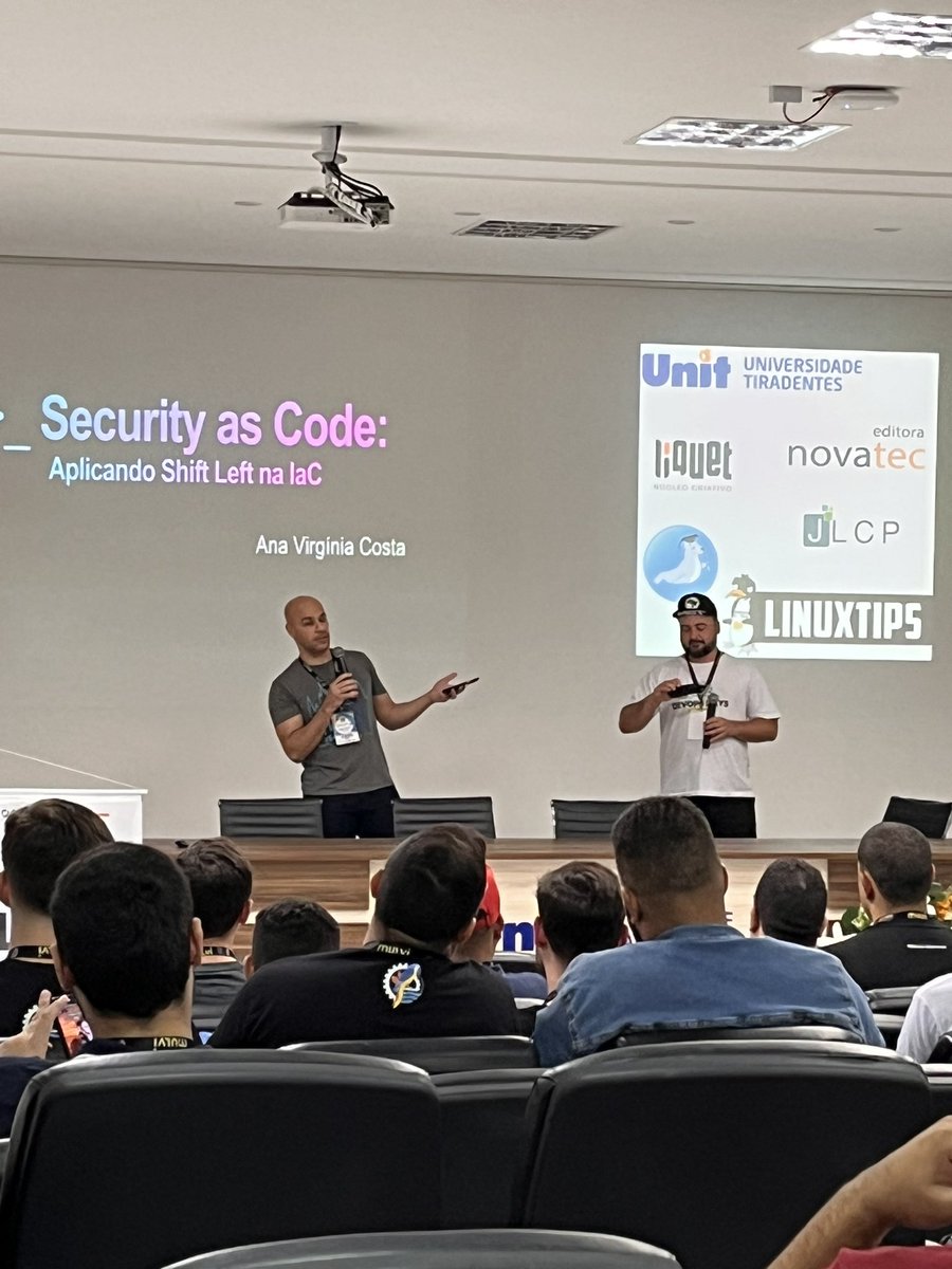 juniorjbn's tweet image. Começou o #DevOpsDays Aracajú!!!
@gomex abrindo os trabalhos! 
@dodaracaju !!!