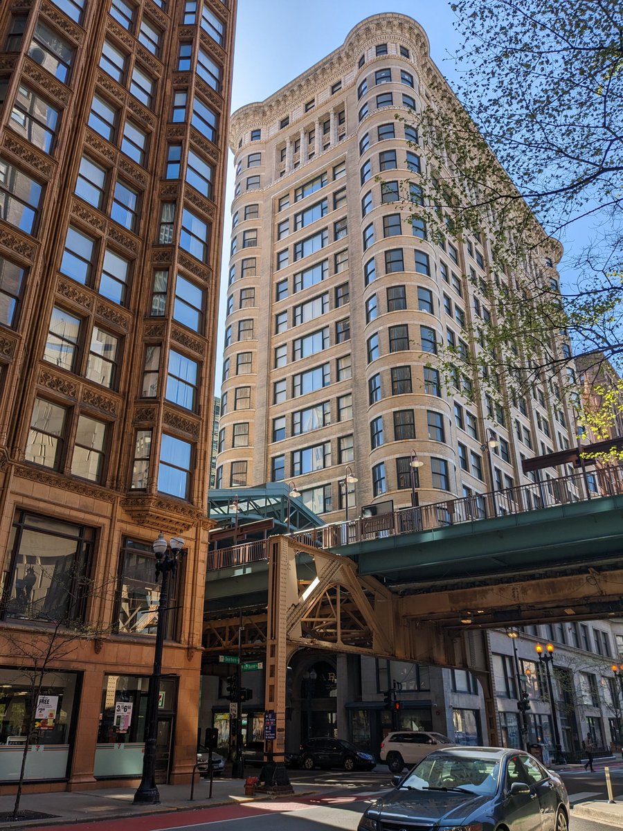 JessicaVerheij's tweet photo. Chicago and its beautiful #artdeco #architecture. It blew my mind. The history of this city + all the life happening in its streets, its metro cars and its buildings today is hard to grasp. What a city! #Chicago https://t.co/tE6sMlvJBe