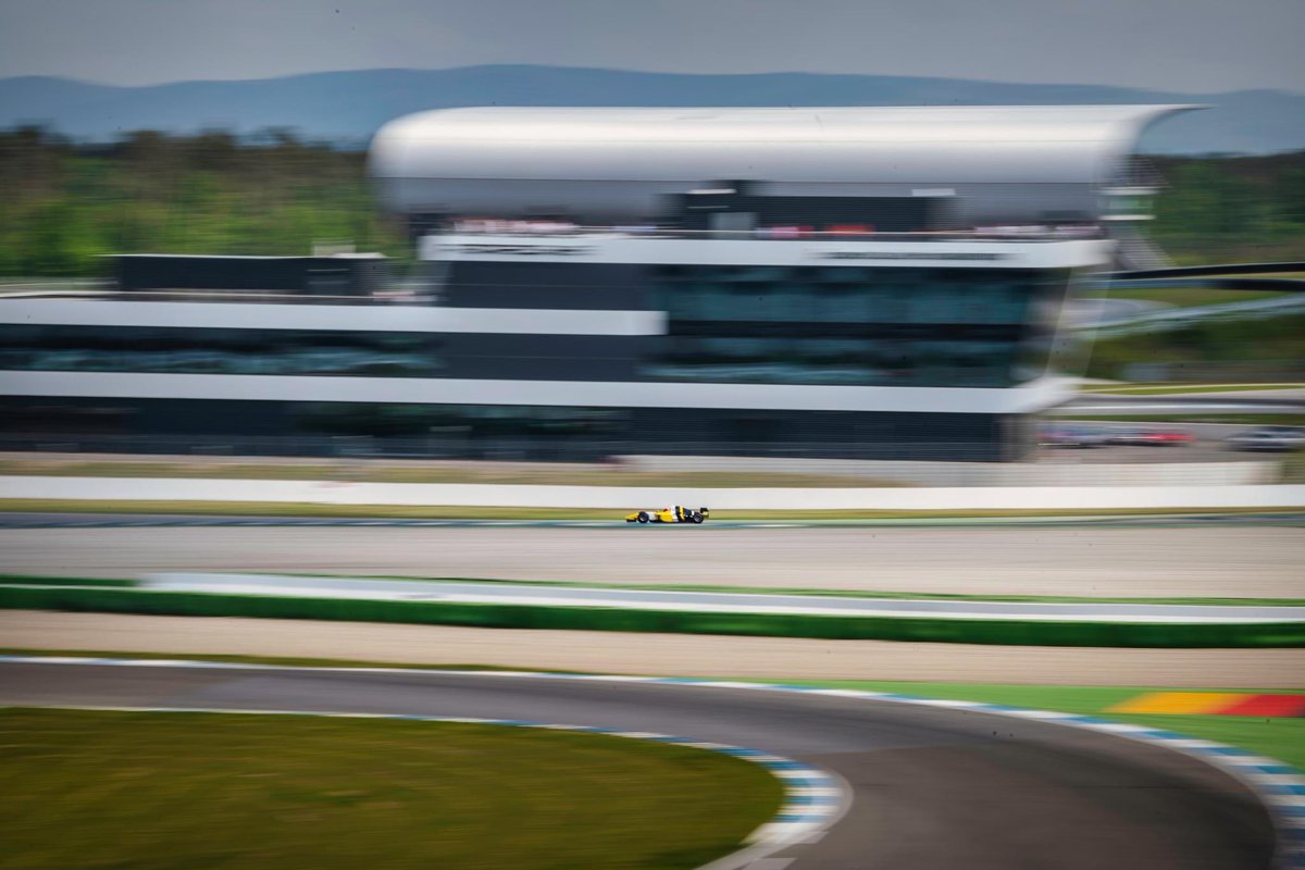 UAMExtreme's tweet image. #BossGP: Pole position for Ingo Gerstl in the Toro Rosso STR1. Simone Colombo finishes in FORMULA class slightly ahead of Faggionato. Paul O’Connell in front in his comeback in the SUPER LIGHTS class ▶️ full qualifying report on bossgp.com/report-qualify…

📸 Angelo Poletto