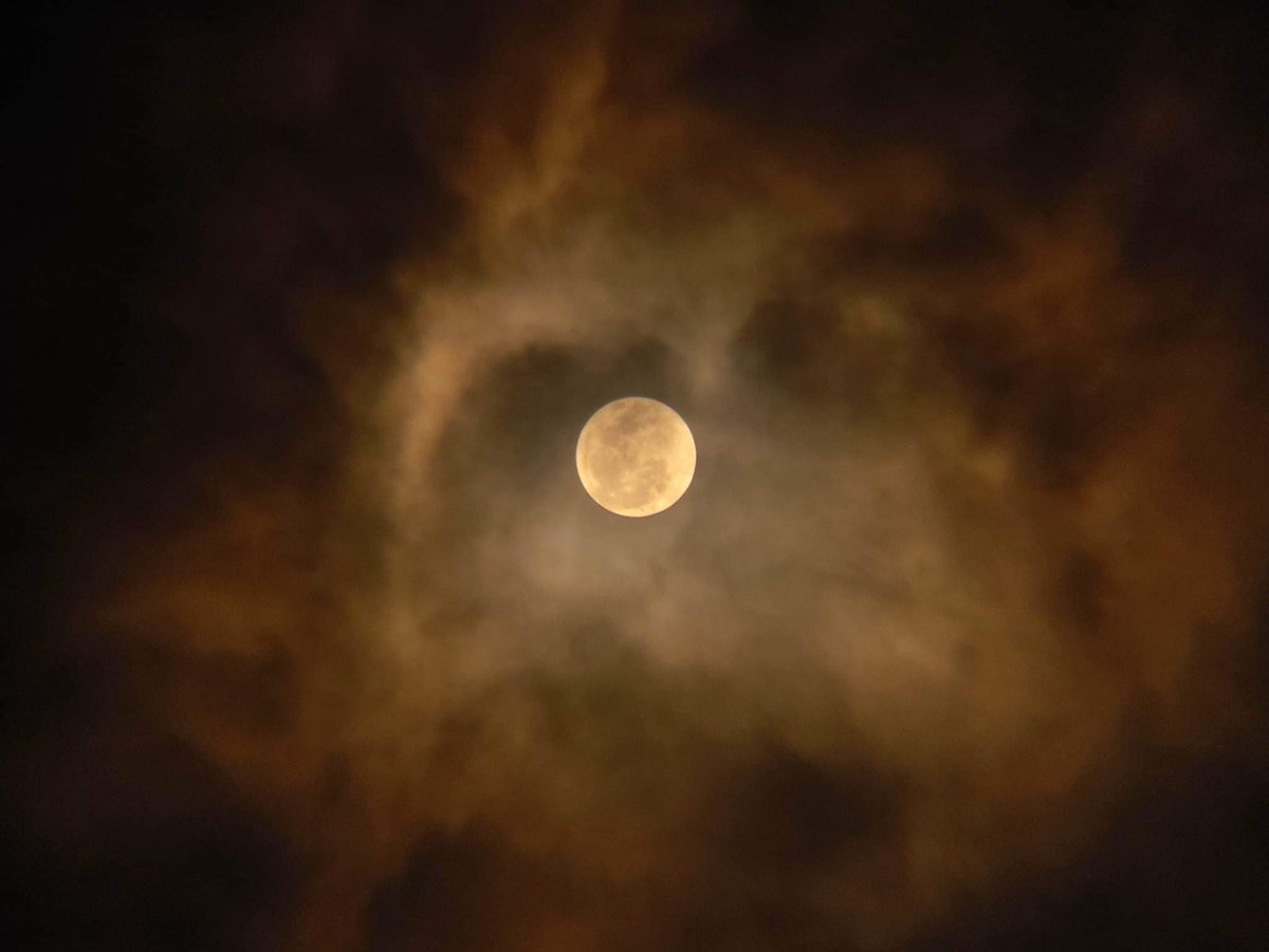 manilabulletin's tweet photo. THE MOON SHINES SO BRIGHT 🌕✨

LOOK: A photographer shares glowing photos of the full flower moon that illuminates through the night skies of Tandag in Surigao del Sur on Friday, May 5. 

📸Sherwin Revilleza Jr. https://t.co/347YcMEp4z