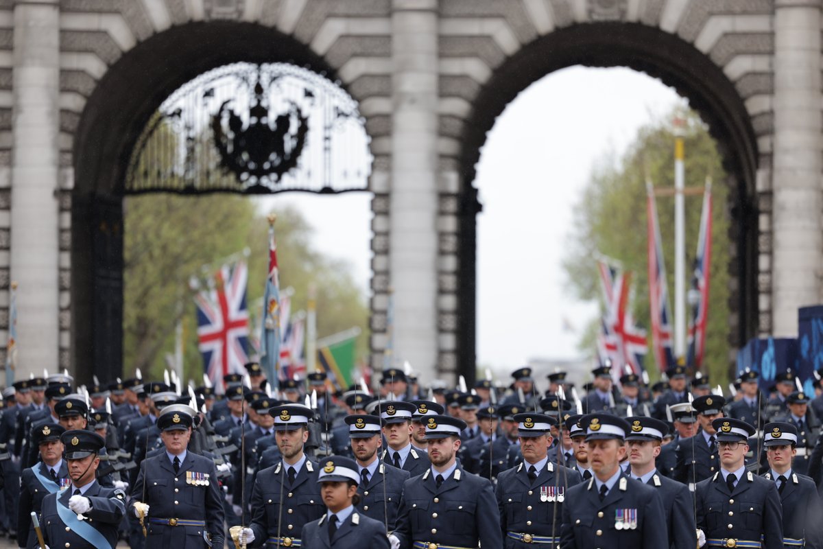 DefenceHQ's tweet image. 1.42 miles
19 military bands
33 Commonwealth countries represented
250 horses
4000 Armed Forces personnel

The largest military procession for 70 years is on its way to Buckingham Palace. #Coronation