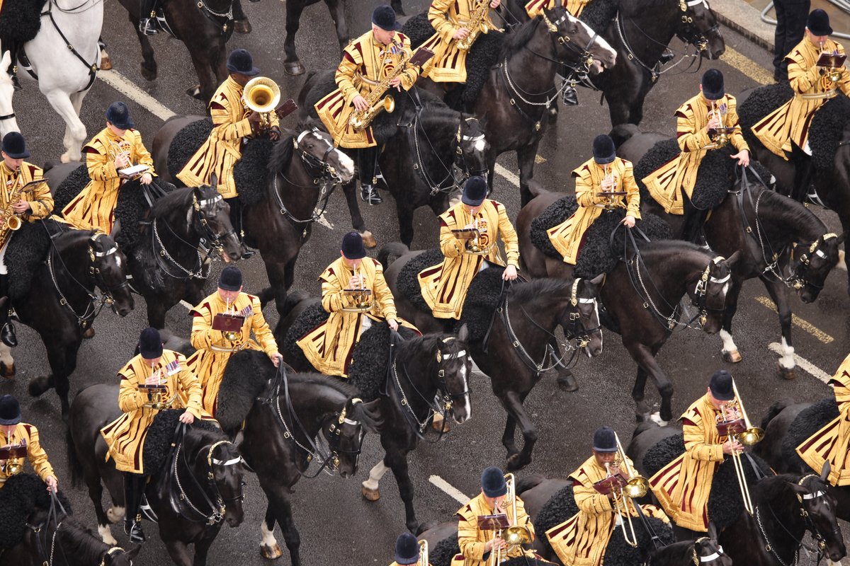 1.42 miles
19 military bands
33 Commonwealth countries represented
250 horses
4000 Armed Forces personnel

The largest military procession for 70 years is on its way to Buckingham Palace. #Coronation