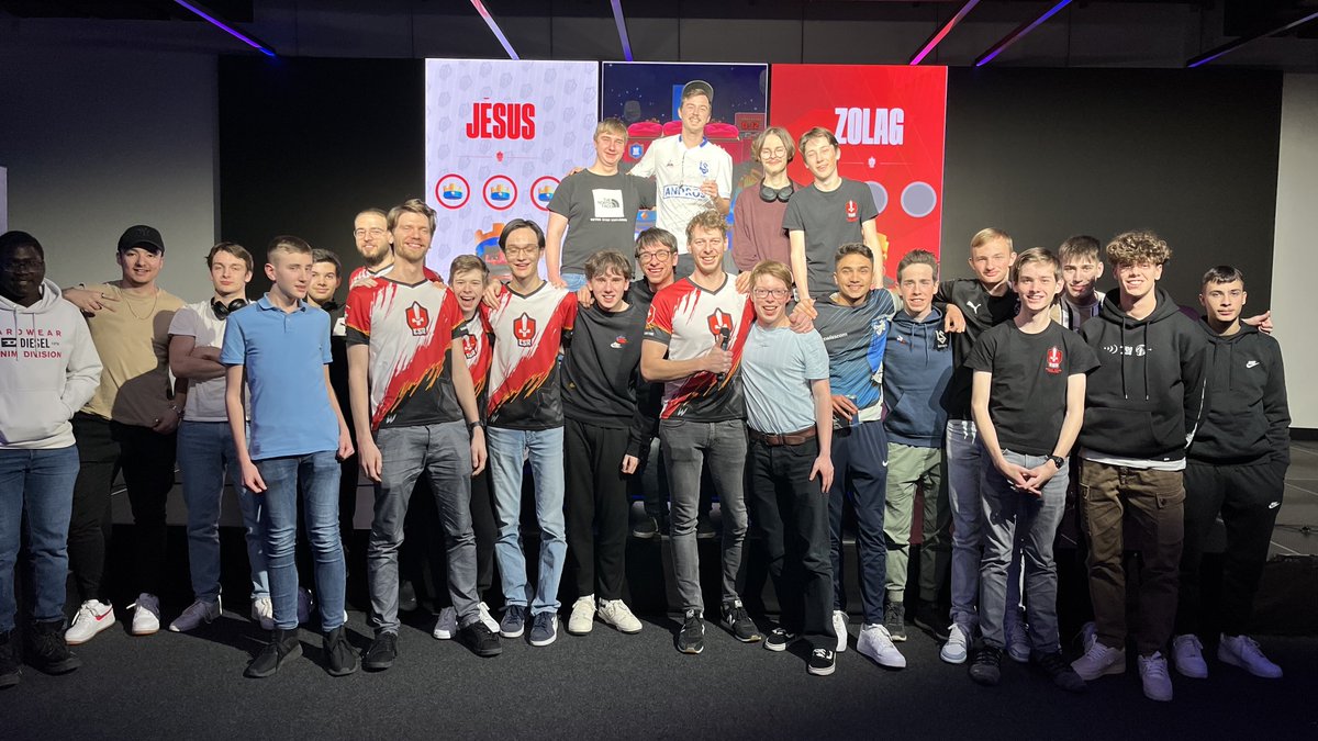 🌥Le soleil part et la pluie revient ?☔️

📱🏆Alors c'est le moment de reprendre #ClashRoyale et de s'inscrire à notre tournoi #ESRxExploria2023 ! 🔥

📩Il reste encore des places ! Inscription sur discord.gg/dj5wGaF

#ESROnFire🔥 @Exploriagg