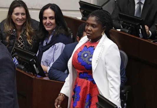 derlilopeza's tweet photo. El clasismo y el racismo desbordado en una sola imagen. https://t.co/gZ2usny4Go