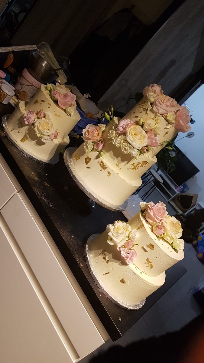 zagaaaaaa's tweet photo. N'empêche je suis un mec vraiment sympa je trouve....

On te plante pour ton gâteau de mariage le vendredi à 16h..
Tu me demandes si je peux te faire quelques choses en rapide pour samedi 16h ..
Je te dis de passer à 14h et j'ai envoyé ça c'est pas ouf mais j'ai fais au mieux 💜 https://t.co/jceeYjmYi8