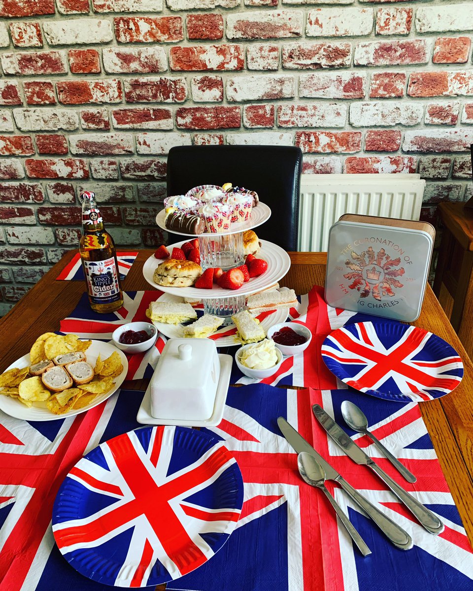 Trudibrazier's tweet photo. @ListerTF afternoon tea finished off nicely with beer &amp; cider from hubby’s coronation gift 🇬🇧👑 Thanks! #beerhamper #Coronation https://t.co/MwMfyVBbeJ