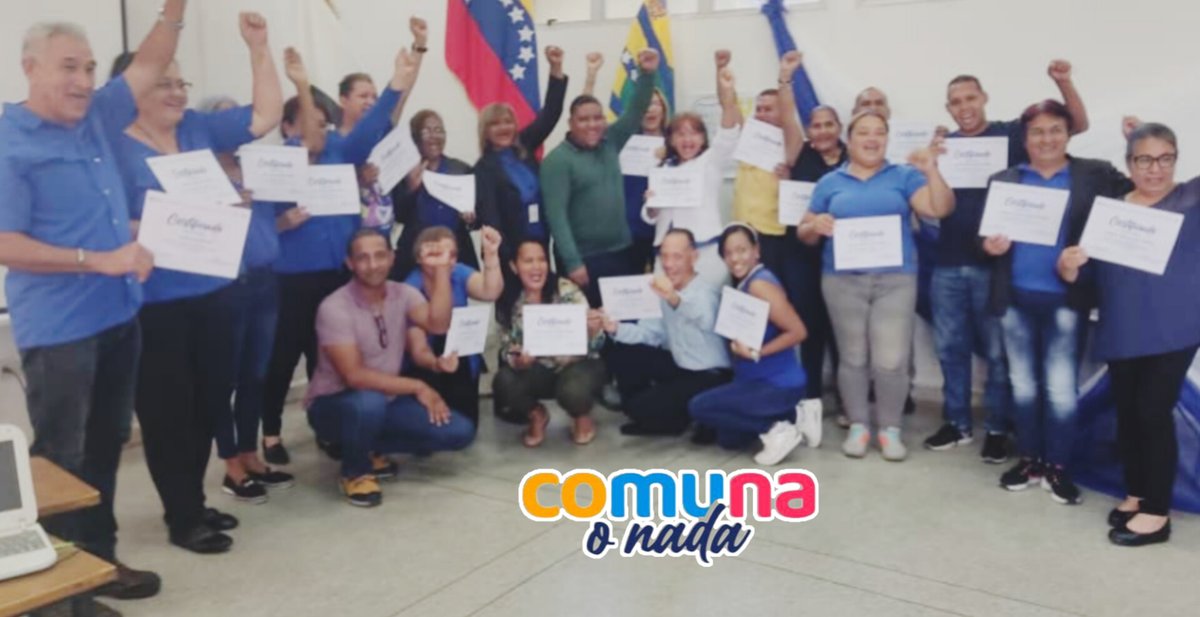 Mcomunasbolivar's tweet photo. #Entérate 📸|| en el edo Bolivar la @UBComunasVe entrega certificados del Diplomado en #GestiónComunal a 27 estudiantes que impulsarán al #PoderPopularEnFormacion para la construcción colectiva del conocimiento  @NicolasMaduro 
@dcabellor 
@jaarreaza 
@ComunasVE_ 
@JOrtizComunas https://t.co/C0DQgeCyFe