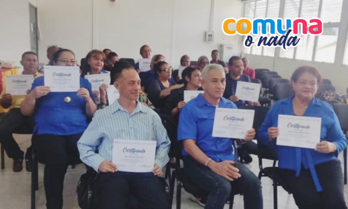Mcomunasbolivar's tweet photo. #Entérate 📸|| en el edo Bolivar la @UBComunasVe entrega certificados del Diplomado en #GestiónComunal a 27 estudiantes que impulsarán al #PoderPopularEnFormacion para la construcción colectiva del conocimiento  @NicolasMaduro 
@dcabellor 
@jaarreaza 
@ComunasVE_ 
@JOrtizComunas https://t.co/C0DQgeCyFe