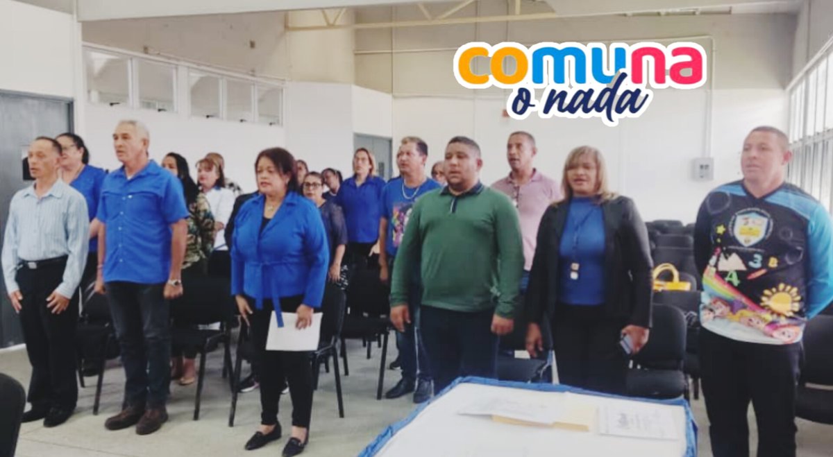 Mcomunasbolivar's tweet photo. #Entérate 📸|| en el edo Bolivar la @UBComunasVe entrega certificados del Diplomado en #GestiónComunal a 27 estudiantes que impulsarán al #PoderPopularEnFormacion para la construcción colectiva del conocimiento  @NicolasMaduro 
@dcabellor 
@jaarreaza 
@ComunasVE_ 
@JOrtizComunas https://t.co/C0DQgeCyFe