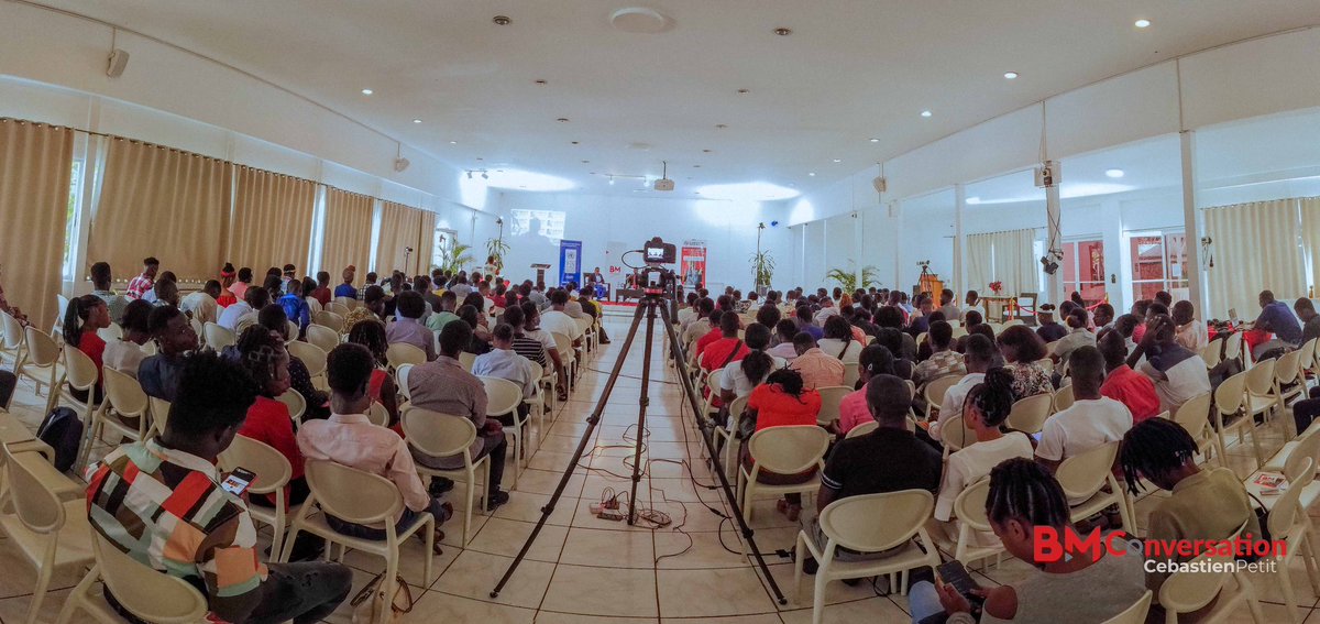 bustekmedia's tweet photo. @bustekmedia a organisé sa 5e #BMConversation le 27 avril 2023 autour du sujet: «Comment l’université peut-elle contribuer au développement de la technologie et de l’entrepreneuriat en Haïti?». Malgré l’insécurité infernale,500+ personnes ont fait le déplacement pour l’événement. https://t.co/gKLKymKCMl