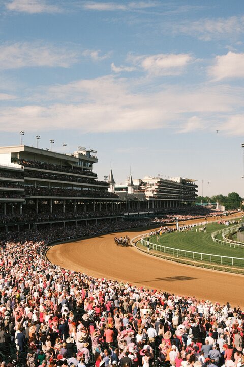 KentuckyDerby's tweet photo. Forecast today: 

75 and sunny, as always. ❤️ https://t.co/aMCovG8SKu