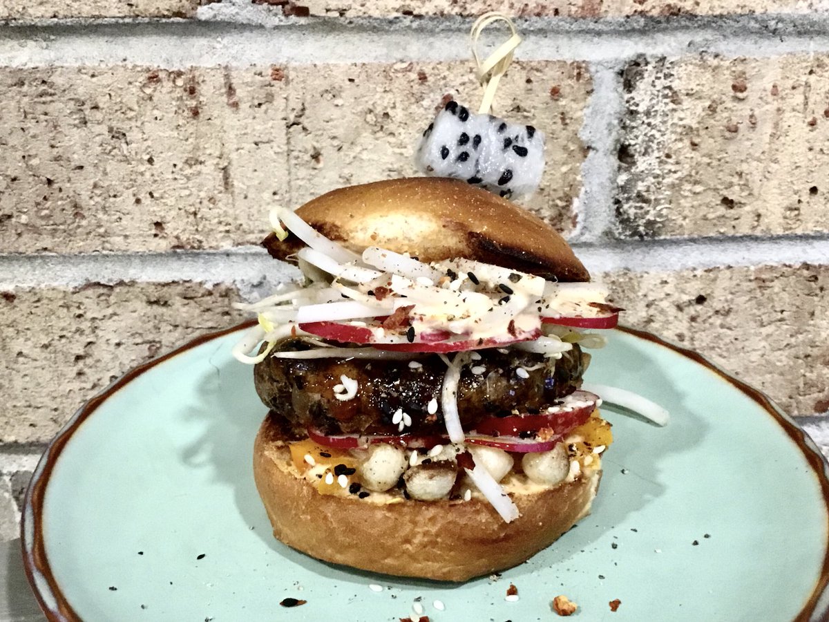 Callicoon_Kitch's tweet photo. 🌱PLANT BASED🌱…LENTIL, BLACK BEAN AND CHINESE EGGPLANT 🍆 TERIYAKI BURGER LAYERED W/GRILLED ENOKI MUSHROOMS, ROASTED YELLOW PEPPERS, SLICED RADISH AND CRUNCHY BEAN SPROUTS FINISHED WITH A SRIACHA MAYO AND A DRIZZLE OF TOASTED SESAME OIL🍴 https://t.co/vDHKUqhQPT