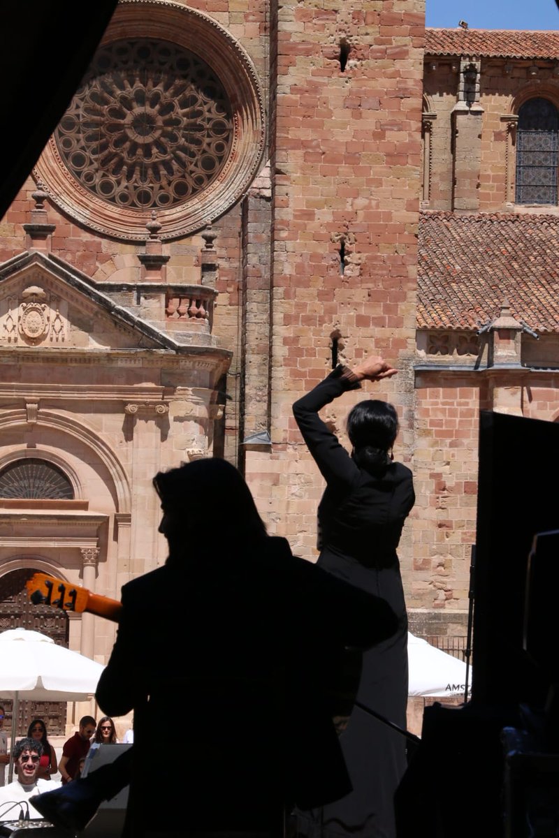 AytoSiguenza's tweet photo. 💃El ímpetu y el poderío de Carmen Cortés ha servido para abrir la segunda edición del Festival Mujeres Patrimonio en #Sigüenza
https://t.co/QROi6U0VL4
#SigüenzaCandidataPatrimonioMundial #IXCentenarioSigüenza https://t.co/7LA9oqjmOx