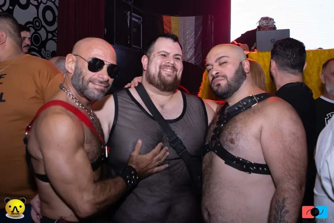 morbosofest's tweet photo. Una noche muy hot en @Amerikanbears 

Entre osos es mejor. 

#bearsnight #hairyman #OsosGay https://t.co/cKZaddOwKQ