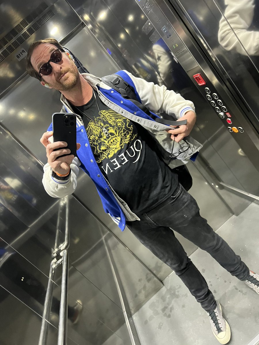 tonybowenmusic's tweet photo. Dressed in my #RoyalRegalia. #GodSaveTheQueen. Live music starting at 3pm at @DukesHeadHotel https://t.co/LQCsR5ONes
