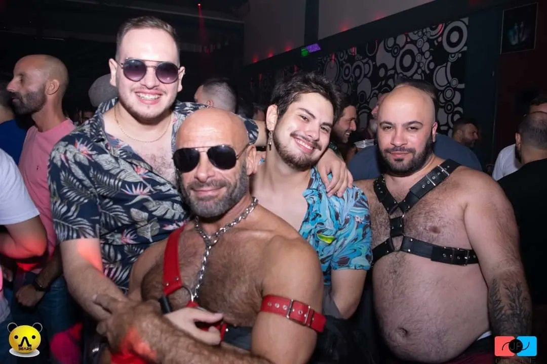 morbosofest's tweet photo. Una noche muy hot en @Amerikanbears 

Entre osos es mejor. 

#bearsnight #hairyman #OsosGay https://t.co/cKZaddOwKQ