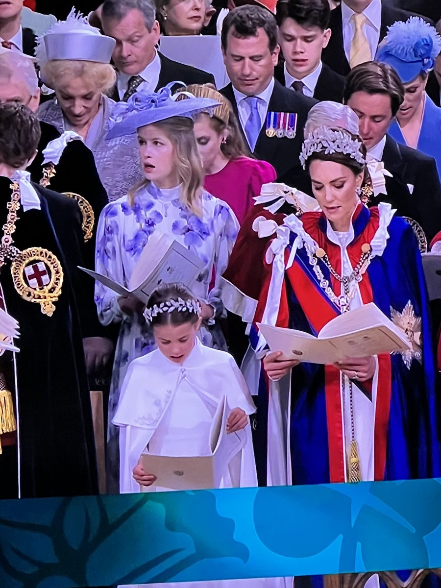 Peachbabe555's tweet photo. Lady Louise looks stunning. So elegant. Love this outfit. 🇬🇧👏🏻🇬🇧 #Coronation #LadyLouise #royals #beautiful #outfits #coronationdress #coronationoutfit #royaloutfit https://t.co/w7qWgHymsd