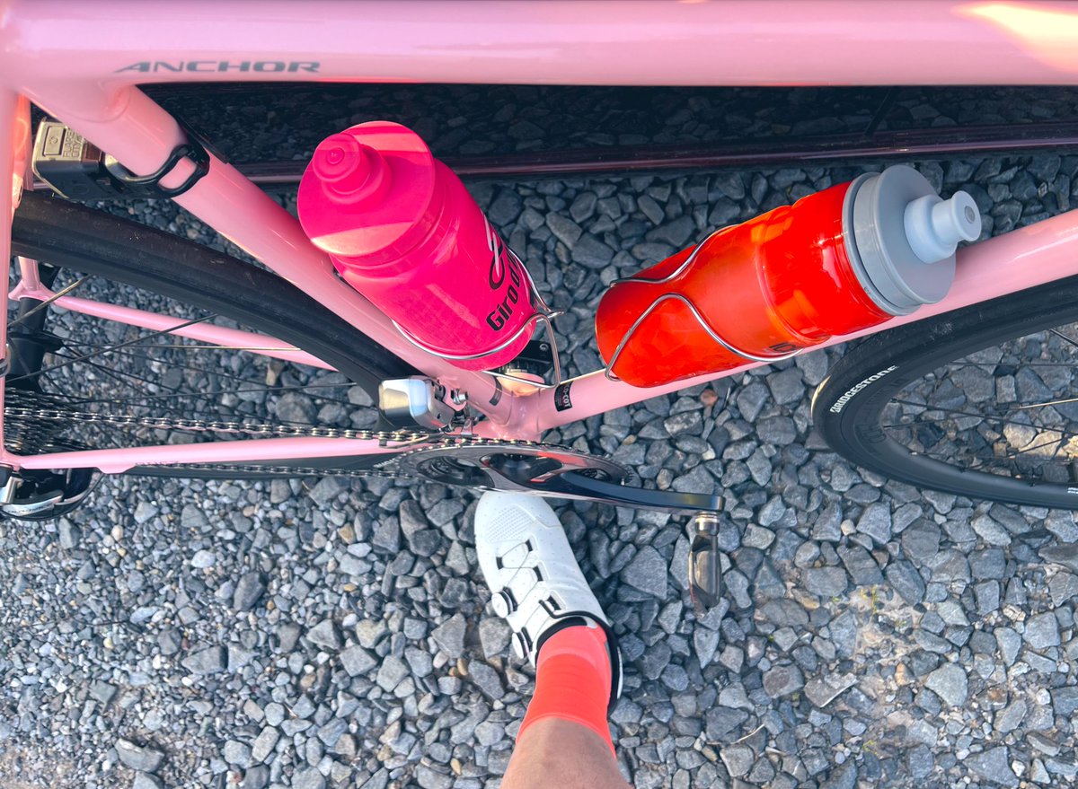 kaji_phone's tweet photo. 始まったぞ🇮🇹🚲
#Giro #jsports #jspocycle
#サイクリング #ロードバイク #クロモリ #myアンカー
#cycling #roadbike #RNC7 #bridgestoneanchor #anchorbikes https://t.co/9VIHc8ibdW
