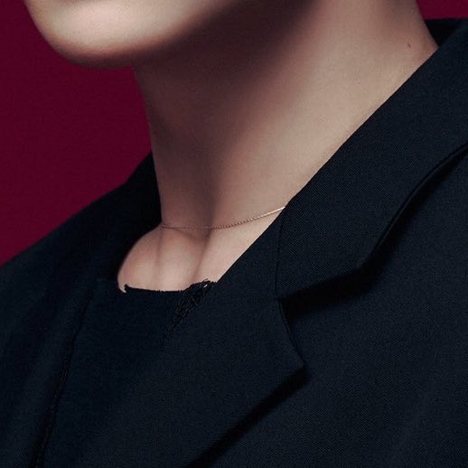 목걸이 꽉 조여서 중간에 빈 공간 생긴 거...
미친놈인가 진짜.....