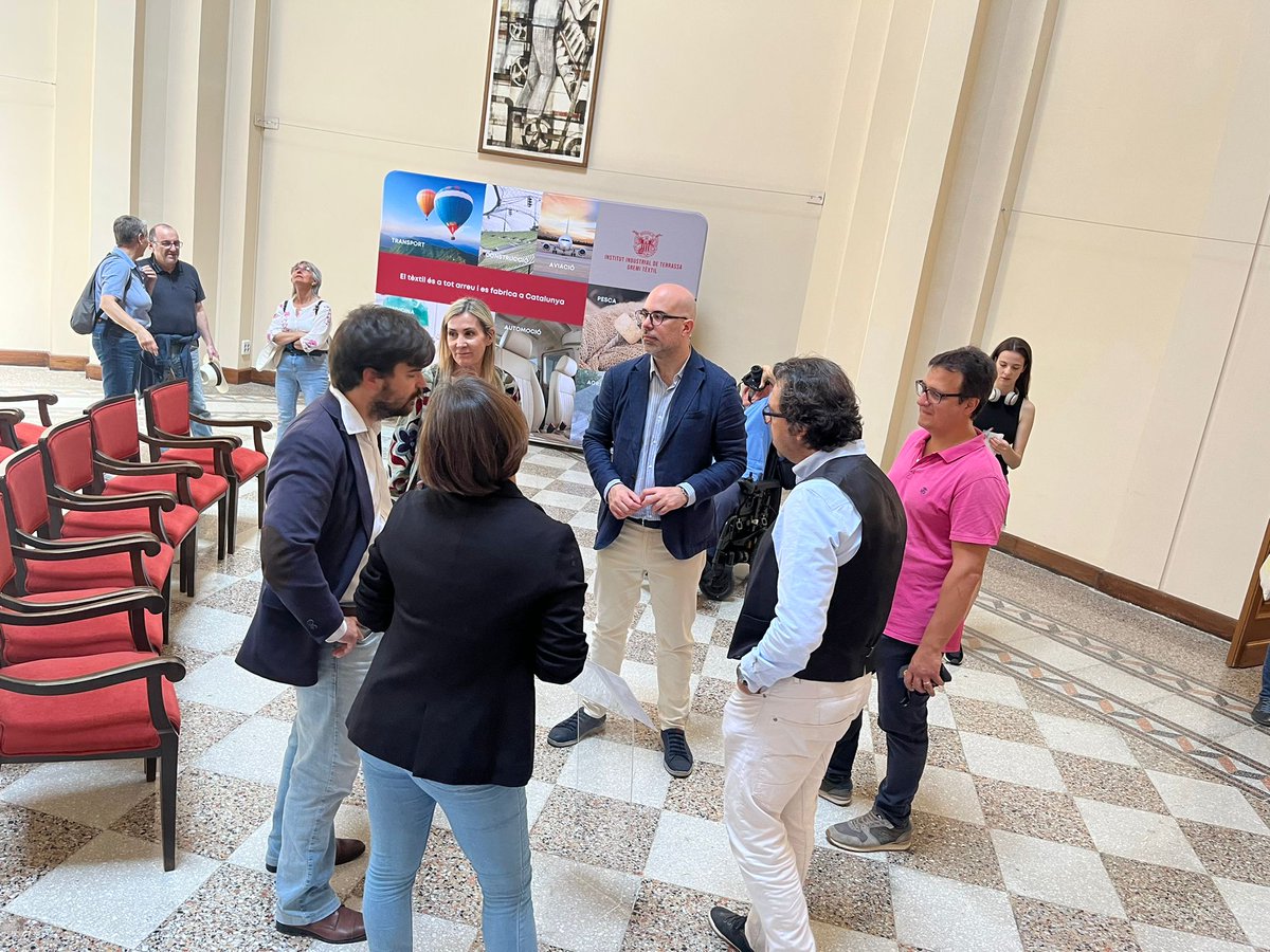 Matí amb el candidat <a href="/JJoanba/">joan barrios</a> i el seu equip a #Terrassa. Fantàstica visita a la #FiraModernistaTRS i a la jornada de portes obertes de l'edifici de la <a href="/PatronalCecot/">Patronal Cecot</a>