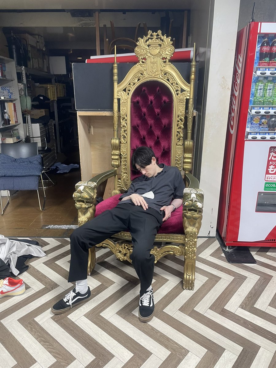 臣下全員に裏切られ、権威が地まで堕ちた王様 https://t.co/OyHnf3iPwT