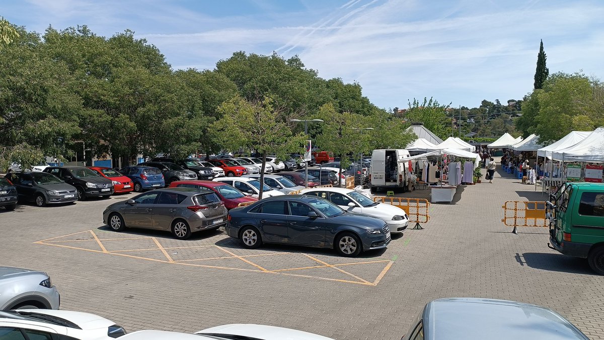 La meitat de parking de #valldoreix inutilitzat; A causa de la covid, es van separar les parades per mantenir les distàncies, però avui dia, no es podrien tornar a distribuir com abans, per poder recuperar l'aparcament necessari per poder venir a comprar? #eficiencia