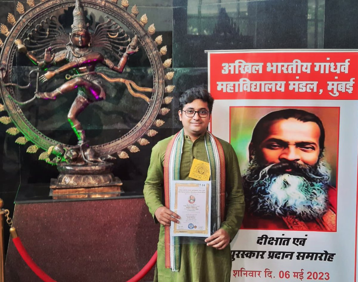 kalpeshvedak's tweet image. and this one..! a very special moment.. I dedicate to my kind Aai 🙏🏻 😌
Bachelor Degree in Music 🎓 (Gandharva Mahavidyalaya)
finally this is as small as to start the new beginning and as big as to cherish such achievement.. #happymoment
😇  #contented 🙏🏻