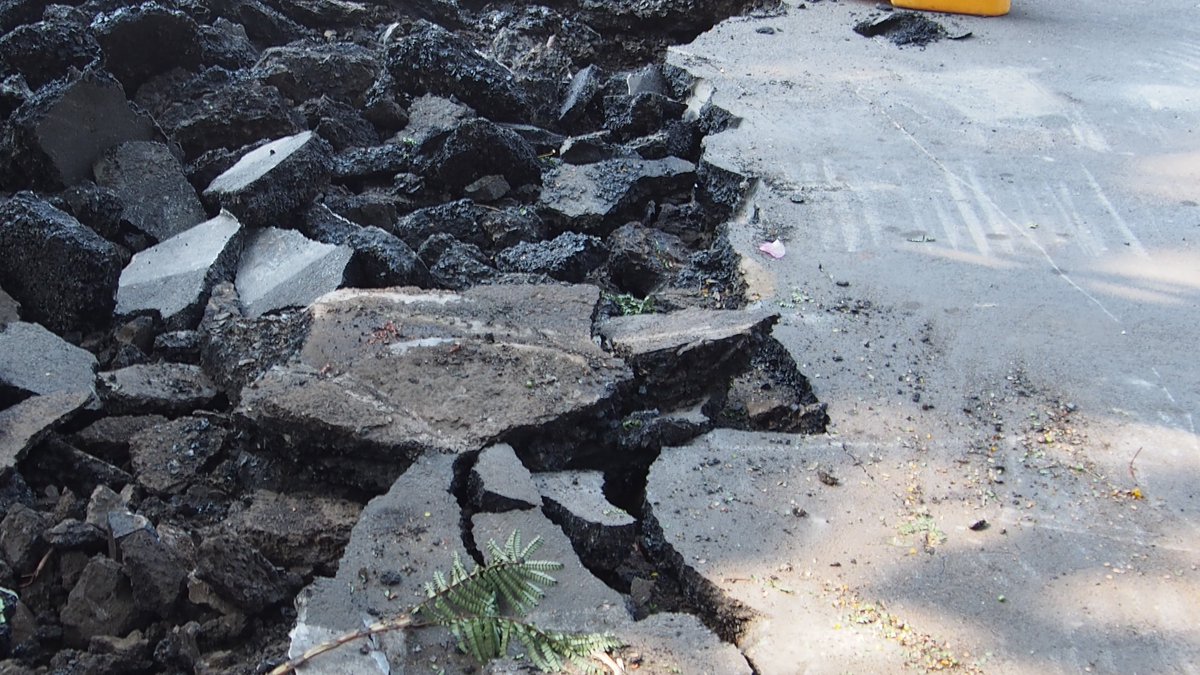 zigzackly's tweet image. The NMMC, in its wisdom, is resurfacing perfectly good streets in a very low-traffic neighbourhood.

#MakeWork