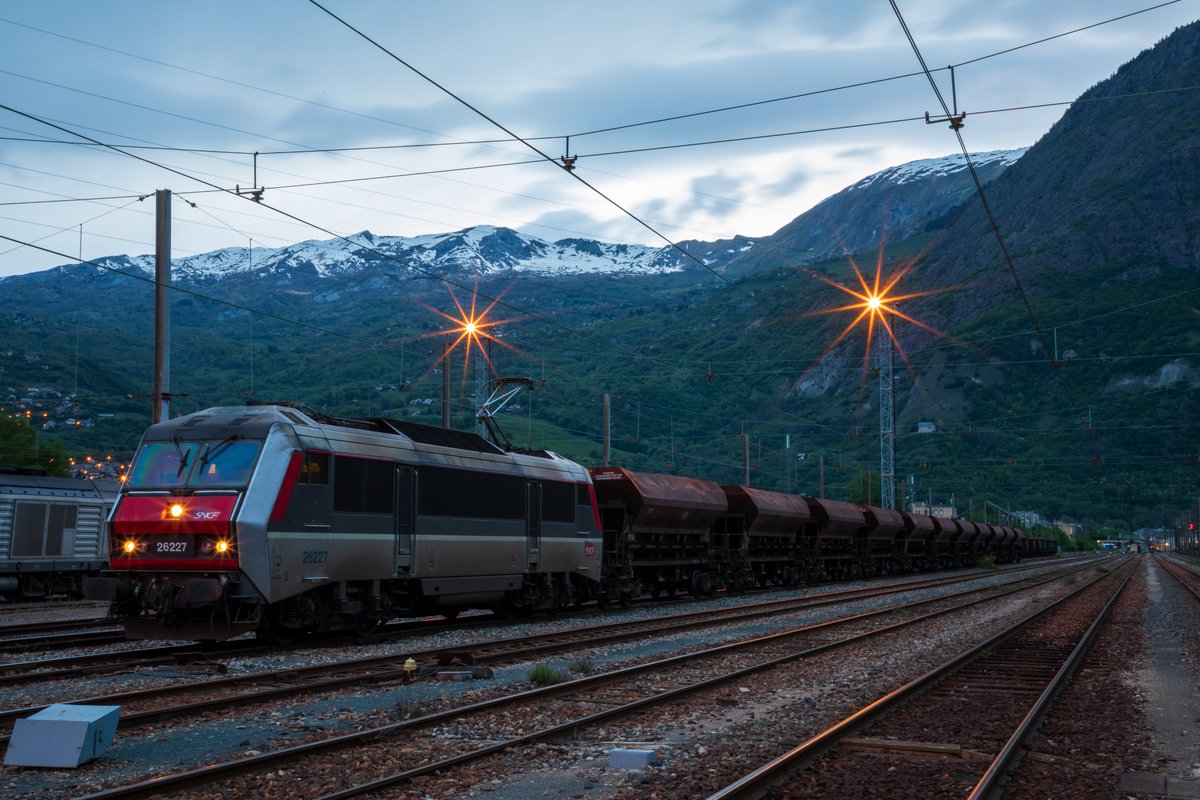 C'est fini... Depuis hier soir 23h00, le triage de St Jean de Maurienne à fermé ses portes. Il n'en restera à terme plus que quelques voies, notamment pour continuer les dessertes chez Trimet, mais toute l'activité sera relogé à St Avre lors de la réouverture de la ligne.