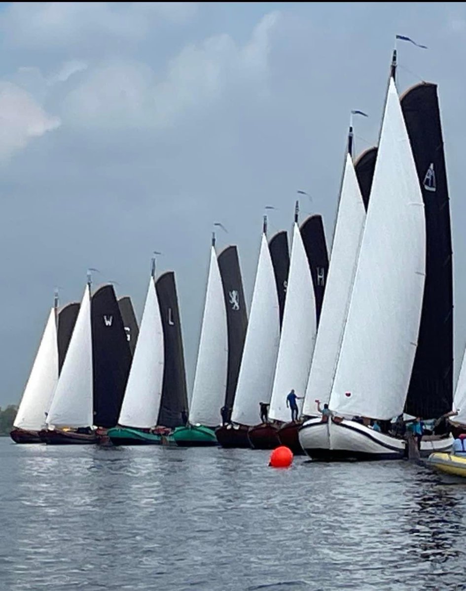 Op de zonnige Fluezen zeilen de skûtsjes vandaag de jaarlijkse sprintwedstrijden. Er had iets meer wind mogen zijn, maar het seizoen is weer los! #SKS23