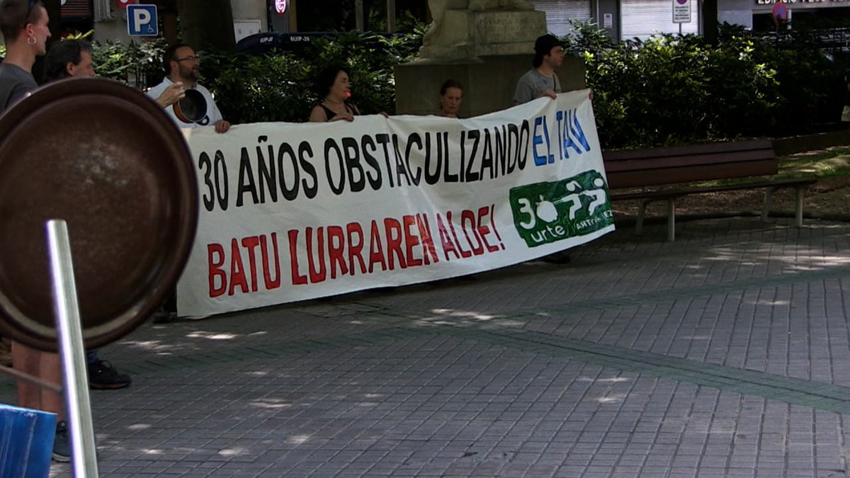 AhotsaInfo's tweet photo. [BIDEOA] AHTren aurkako borrokaren gaurkotasuna aldarrikatu dute Iruñean
#AHTGelditu
https://t.co/10G5lAfqXz https://t.co/2YND3HpYC5