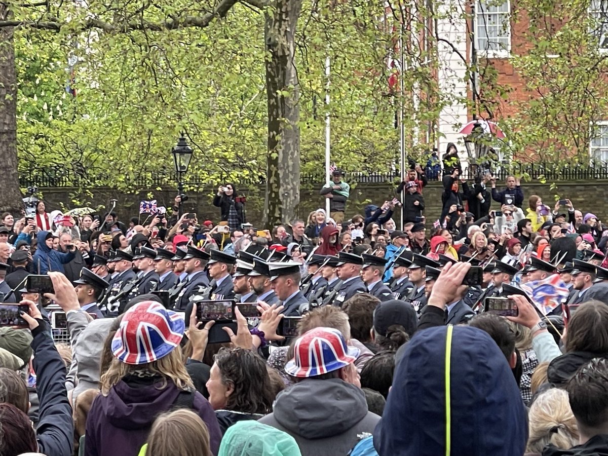 audemazoue's tweet photo. Les différentes fanfares et groupes armés empruntent à nouveau le Mall sous les applaudissements @france24 https://t.co/8mcTcXZIIf