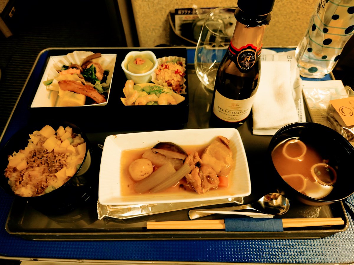 saku_and_kiku's tweet photo. 結局、3時間遅れで福岡空港へ。
空でゆっくりご飯食べようとしたら、揺れる揺れる。しかも、いつもよりすっ飛ばしてるようで、あっという間に着陸態勢に入ったものの、福岡空港の混雑で北九州から福岡あたりをグルグル旋回して3時間遅れ。
#NH265 https://t.co/HPKxKmoO8G