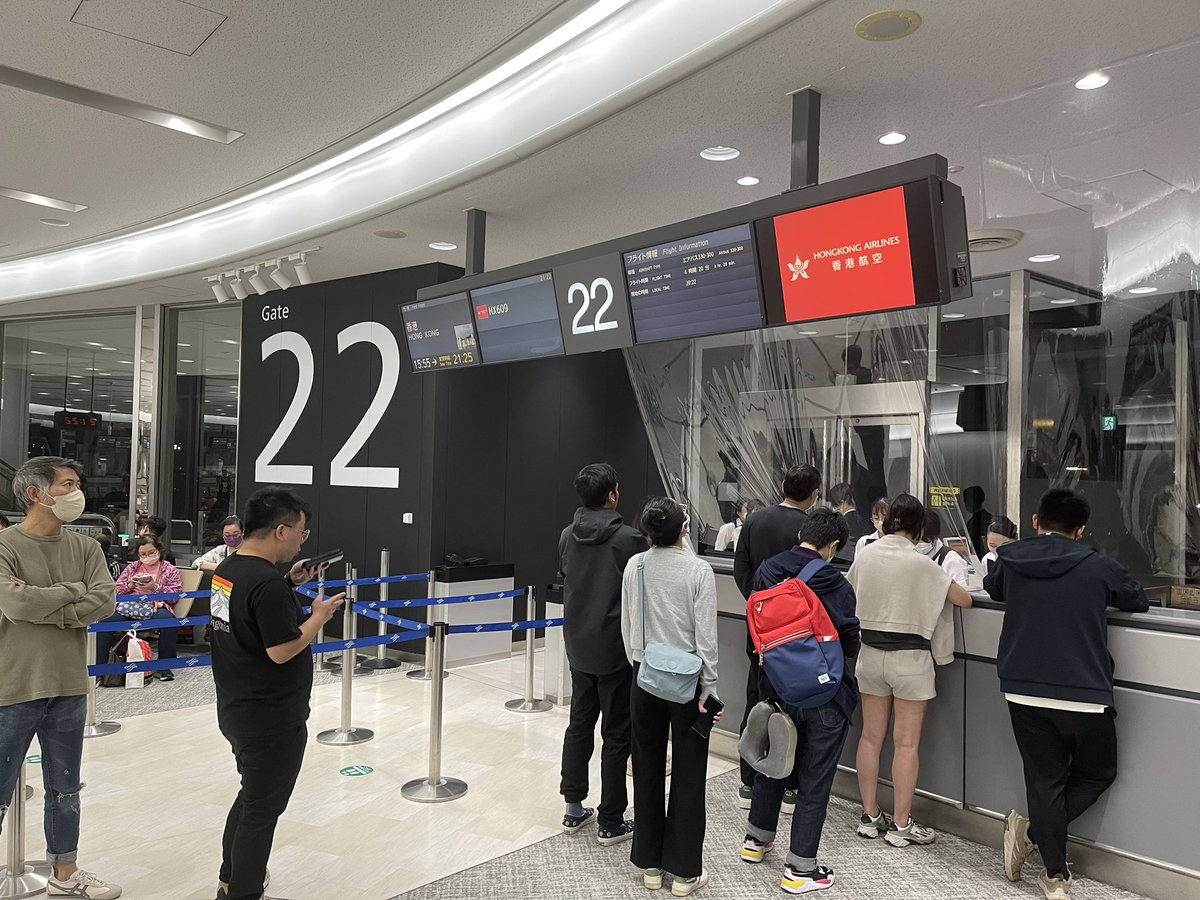 kenedia's tweet photo. @hkairlines we have been delayed the flight  #HX609 for hours in Japan at #naritaAirport without a proper expectation to claim down the frustrated crowd lining up for hours. Thank you for the ¥1000 but the restaurants are all closed. Babies do not have enough diapers. https://t.co/DVXFtLO82o