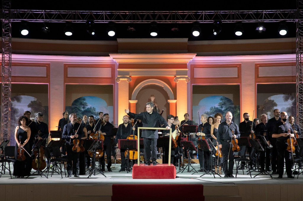 State seguendo il #CoronationDay? 

Sir <a href="/antonio_pappano/">Sir Antonio Pappano</a> dirige infatti l’Orchestra dell’Incoronazione di #ReCarloIIII. In queste foto il Direttore della <a href="/RoyalOperaHouse/">Marge Inalia</a> alla <a href="/reggiadicaserta/">Reggia di Caserta</a> in occasione della edizione 2020 di Un'Estate da Re, a cui partecipò anche nel 2016.