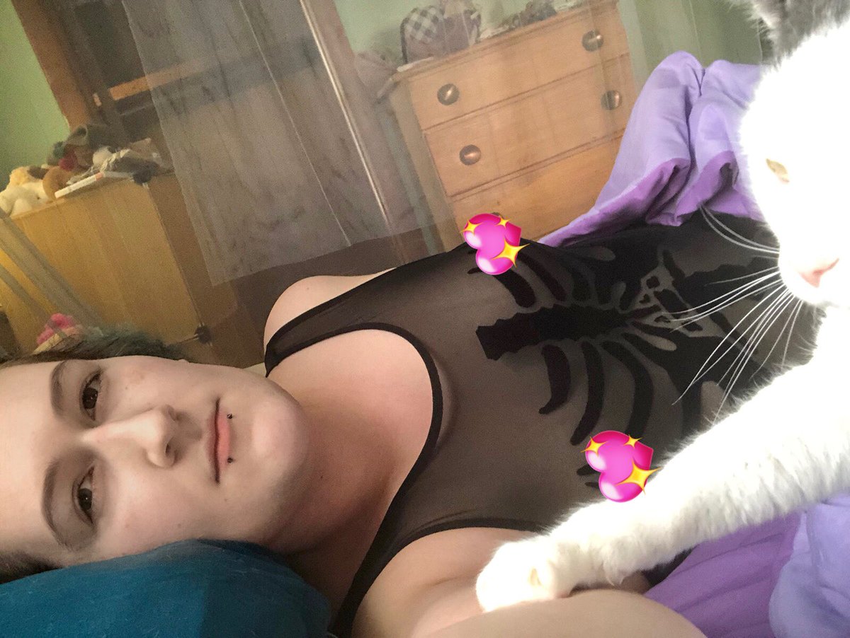 tittysmolbean0's tweet photo. The crime, the criminal
Accepting gf applications
#gothgirl #trans #transgirl #pierced #snakebitepiercing https://t.co/EwDO18RQpI