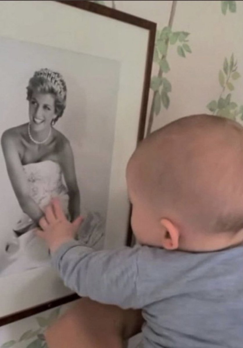 HazazLillian's tweet photo. She should have been Queen. 😢 Happy Birthday Prince Archie #PrinceHarry #QueensOfHearts https://t.co/Do8dhodvzX