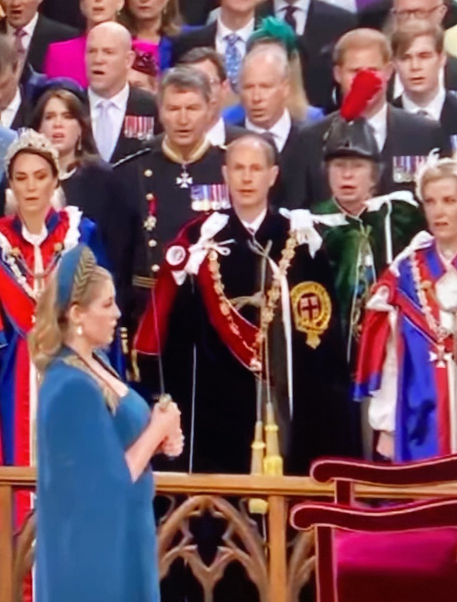 kathibrandner's tweet photo. Funeral candle: how will anybody be able to do my job?
Princess Annes‘a feather: hold my beer. https://t.co/uaeRNcz0Do